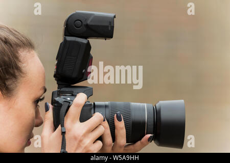 Ragazza con belle fotografie manicure sulla reflex a ottica singola telecamera Foto Stock