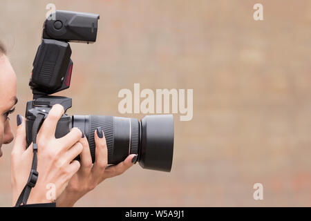 Ragazza con belle fotografie manicure sulla reflex a ottica singola telecamera Foto Stock