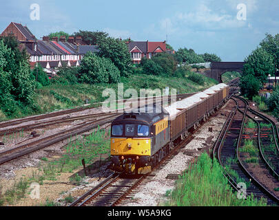 Una classe 33 Crompton locomotore numero 33202 "la Birmania Star' lavorando un treno di zavorra caricati carri presso Kensal Green Junction il 25 agosto 1992. Foto Stock