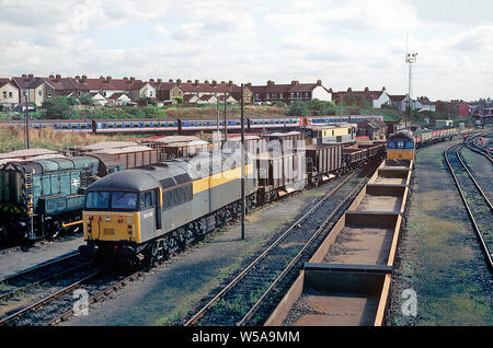 Una classe 56 locomotiva diesel numero 56049 entra Tonbridge cortile con un treno di ingegneri. Presente anche in cantiere sono i locomotori 09004, 73128 e 33208. 24 agosto 1993. Foto Stock