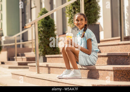 Incredibile brunette girl essendo profonda nei suoi pensieri Foto Stock