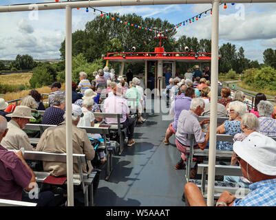 Passeggeri godendo il sole, le viste e la conversazione su un Exeter Canal Cruise, fino più antichi d'Europa nave di lavoro canal. Stuart Crociere linee Foto Stock