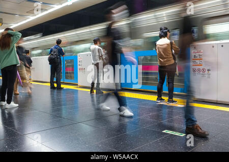 La gente sulla piattaforma della metropolitana presso la stazione di Chofu a Tokyo. Foto Stock