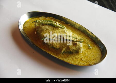 Shorisha Ilish ricetta in una piastra . La maggior parte delle persone Bangali amava mangiare Foto Stock