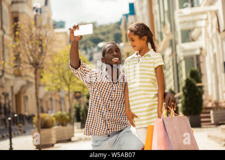 Bel giovane padre facendo selfie foto durante il cammino Foto Stock