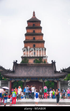 Agosto 19, 2015. Xian, Cina. La folla di persone al di fuori della gigantesca pagoda dell'oca selvaggia o Dayan Pagoda si trova a Da Cien tempio complesso in Xian Cina su Foto Stock