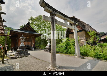 Piccolo tempio Shintoista. Shirakawa-go. Prefettura di Gifu. Chubu. Giappone Foto Stock