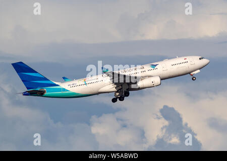 Garuda Indonesia Airlines Airbus A330 aereo di linea che decollano dall'Aeroporto di Sydney. Foto Stock