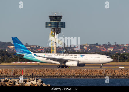 Garuda Indonesia Airlines Airbus A330 aereo di linea che decollano dall'Aeroporto di Sydney. Foto Stock