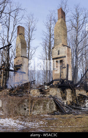 Postumi di un 2019 incendio che ha distrutto un edificio storico, un ex taverna e sala da ballo, il Re della strada (percorso 5) vicino San Johnsville, in t Foto Stock