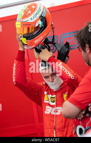 Hockenheim, Germania. 27 Luglio, 2019. Motorsport: il Campionato del Mondo di Formula 1, il Gran Premio di Germania. Mick Schumacher, Formula 2 driver, si toglie il casco dopo un ciclo di marcia oltre l'Hockenheimring in auto di suo padre del Campione del Mondo di Formula 1 di Schumacher. Credito: Sebastian Gollnow/dpa/Alamy Live News Foto Stock