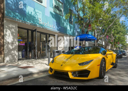 LAMBORGHINI HURACAN (©AUTOMOBILI LAMBORGHINI SPA 2014) BERLUTI STORE (©BERLUTI 2018) NE 40TH STREET Miami Design District Miami Florida USA Foto Stock