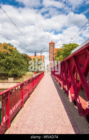 WROCLAW, Polonia - 17 Luglio 2019: Il ponte di sabbia (la maggior parte Piaskowy) oltre il fiume Odra a Wroclaw in un giorno d'estate. Foto Stock