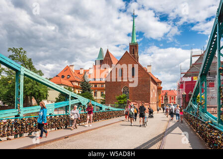 WROCLAW, Polonia - 17 Luglio 2019: turisti sul ponte Tumski a Wroclaw in un giorno d'estate. Foto Stock