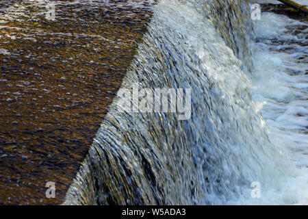 Piccole cascate del torrente. Foto Stock