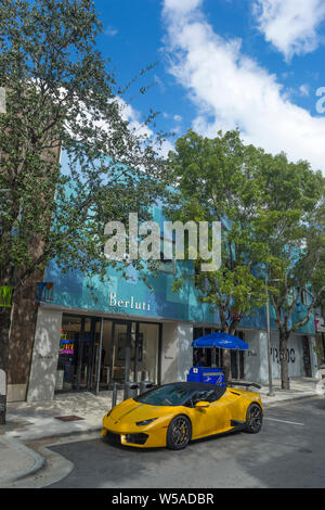 LAMBORGHINI HURACAN (©AUTOMOBILI LAMBORGHINI SPA 2014) BERLUTI STORE (©BERLUTI 2018) NE 40TH STREET Miami Design District Miami Florida USA Foto Stock