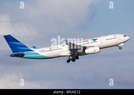 Garuda Indonesia Airlines Airbus A330 aereo di linea che decollano dall'Aeroporto di Sydney. Foto Stock