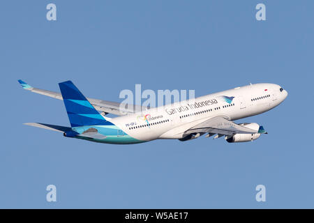 Garuda Indonesia Airlines Airbus A330 aereo di linea che decollano dall'Aeroporto di Sydney. Foto Stock