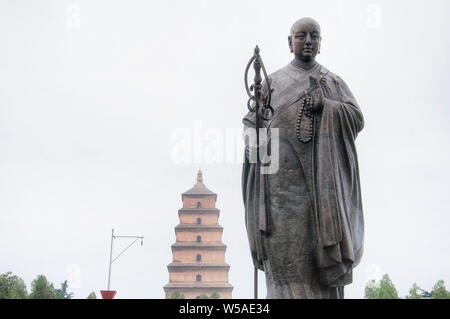 Monaco Xuanzang statua della Dinastia Tang vicino la Pagoda della Grande Oca Selvaggia e della città di Xian nella provincia di Shaanxi in Cina. Foto Stock