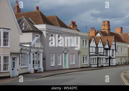 Strada principale di Dedham Essex, 'Constable Country' UK, mix di architettura domestica di molti periodi e materiali, gesso legname in mattoni in stile georgiano, Tudor Foto Stock