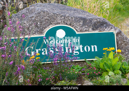 Un segno a lato della strada accoglie i visitatori a Grassington North Yorkshire Foto Stock