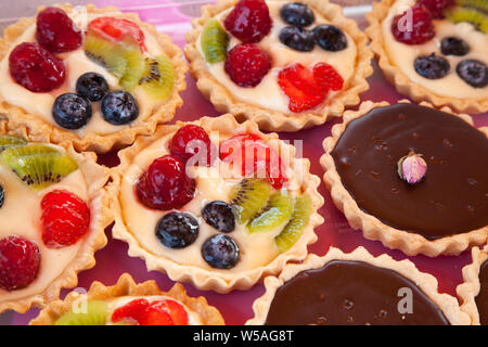 Crostate di frutta e torte al cioccolato in stallo a mercato di agricoltori, Helensburgh, Argyll, Scozia Foto Stock