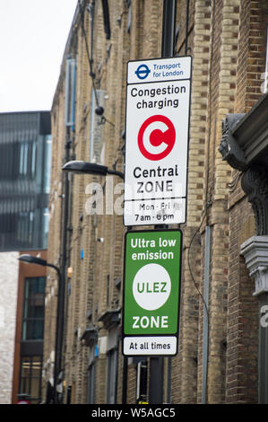 Tassa di congestione e ULEZ / Ultra bassa zona di emissione segno bordo Foto Stock