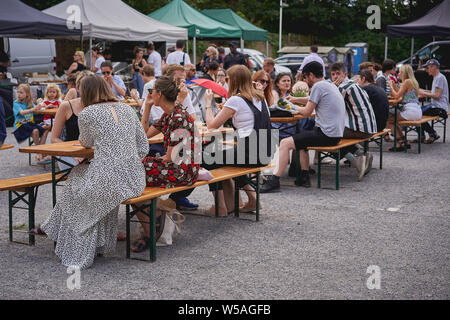 London, Regno Unito - Luglio, 2019. People Shopping e bere a Brockley mercato, un allevatore locale il mercato che si tiene ogni Sabato a Lewisham. Foto Stock