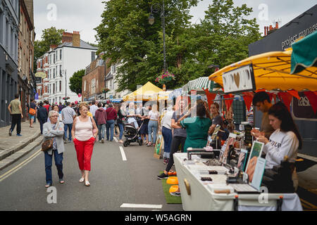 London, Regno Unito - Luglio, 2019. Le persone al Hampstead Summer Festival, un annuale festival locale tenuto lungo Heath Street, che ospita più di 100 bancarelle. Foto Stock