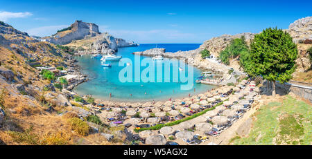 Lindos - vista panoramica di San Paolo bay con acropoli di Lindos in background (Rhodes, Grecia) Foto Stock