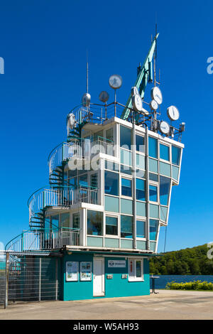 Torre di regata sul lago di Baldeney con l'opera d'arte 'tempo' dall'artista Christoph Hildebrand, Essen, la zona della Ruhr, Germania. Regattaturm am Lago Baldeneysee mit Foto Stock