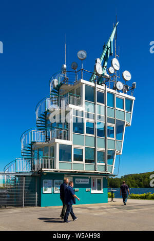 Torre di regata sul lago di Baldeney con l'opera d'arte 'tempo' dall'artista Christoph Hildebrand, Essen, la zona della Ruhr, Germania. Regattaturm am Lago Baldeneysee mit Foto Stock