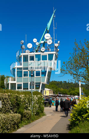 Torre di regata sul lago di Baldeney con l'opera d'arte 'tempo' dall'artista Christoph Hildebrand, Essen, la zona della Ruhr, Germania. Regattaturm am Lago Baldeneysee mit Foto Stock