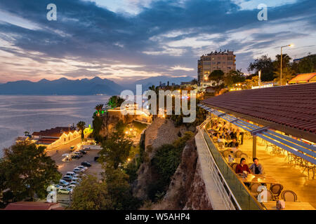 Antalya, Turchia - 23 Ottobre 2018: Outdoor cafe in Antalya centro storico chiamato Kaleici al tramonto, Turchia Foto Stock