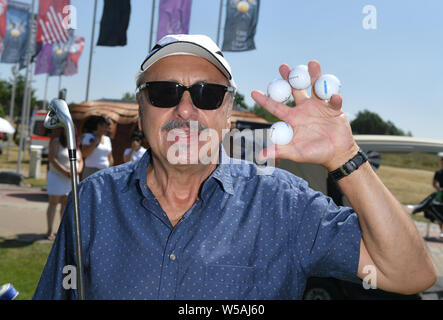 27 luglio 2019, in Sassonia, Machern: Attore Wolfgang Stumph è in corso presso il GRK-Golf-Charity maestri. Per la dodicesima volta celebrità raccogliere donazioni per fini caritativi in non-profit torneo di golf. Foto: Jens Kalaene/dpa-Zentralbild/dpa Foto Stock