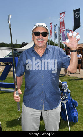 27 luglio 2019, in Sassonia, Machern: Attore Wolfgang Stumph è in corso presso il GRK-Golf-Charity maestri. Per la dodicesima volta celebrità raccogliere donazioni per fini caritativi in non-profit torneo di golf. Foto: Jens Kalaene/dpa-Zentralbild/dpa Foto Stock