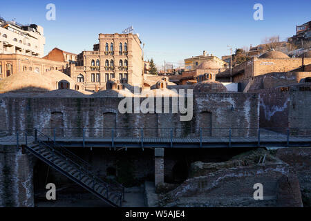 Facciate e tetti a cupola del royal bathhouse nell'area Abanotubani. Città vecchia, Tbilisi, Georgia, Caucasia, Eurasia Foto Stock