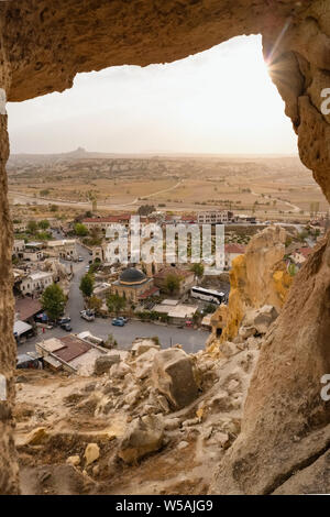 Vista dall'ingresso della antica fortezza Cavusin e chiesa Vaftizci Yahya, San Giovanni Battista in Cappadocia, Turchia Foto Stock