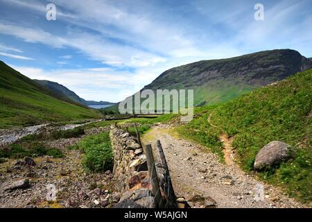 Il sentiero verso il basso per Wasdale e Wast Water Foto Stock