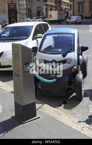 Roma, Italia - 5 Settembre 2014: Renault twizy auto elettrica essendo caricati a Roma Foto Stock