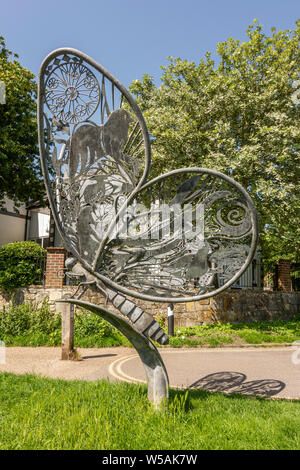 Un acciaio galvanizzato scultura di una farfalla - Chichester Ship Canal, Chichester, West Sussex, Regno Unito. Foto Stock