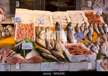 Palermo, Sicilia - Gennaio 03, 2015: diversi tipi di pesci in vendita in un mercato di Palermo, Sicilia Foto Stock