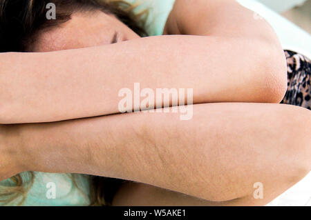 Ragazza che mostra le mani dopo la procedura di rimozione dei peli sullo sfondo Foto Stock