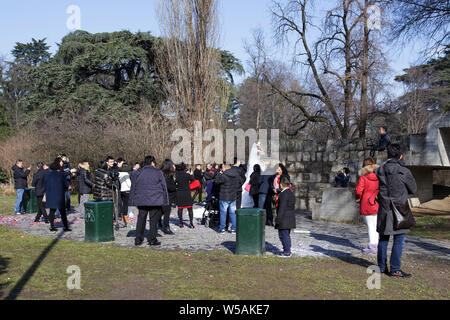 Milano, Italia - 8 Febbraio 2015: nozze del popolo cinese nel Parco Sempione (Parco Sempione), nel centro di Milano. Passeggiando in questo parco in cento Foto Stock