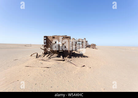 Skeleton Coast, Namibia - Agosto 10, 2018: abbandonati olio punto di foratura in Namibia Foto Stock