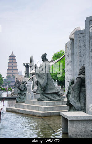 Agosto 19, 2015. Xian Cina. Il grande codolo tutto il giorno scultura mall area vicino la Pagoda della Grande Oca Selvaggia in Xian Cina su un Nuvoloso Giorno di Shaanxi Foto Stock