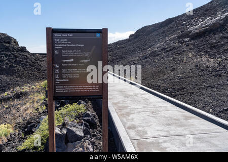 Arco, Idaho - Giugno 30, 2019: segno per il Coni di neve sentiero in crateri della luna monumento nazionale, gestito dalla US National Park Service Foto Stock