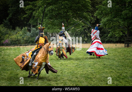 Montato cavalieri in armatura medievale combattimenti a cavallo durante la giostra di dimostrazione Foto Stock