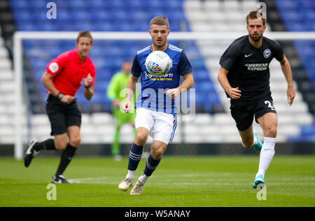 Birmingham City Dan Crowley (sinistra) e Brighton e Hove Albion's Davy ben battaglia per la sfera durante la pre-stagione amichevole presso il St Andrew's trilioni di Trofeo Stadium, Birmingham. Foto Stock