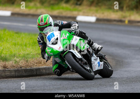 Armoy, Irlanda del Nord. 27 Luglio, 2019. Armoy gare su strada la Gara delle leggende; Derek McGee (B&amp;W Diamond Edge Kawasaki Racing) prende la sua seconda vittoria di giornata nella gara SuperSport Credito: Azione Sport Plus/Alamy Live News Foto Stock